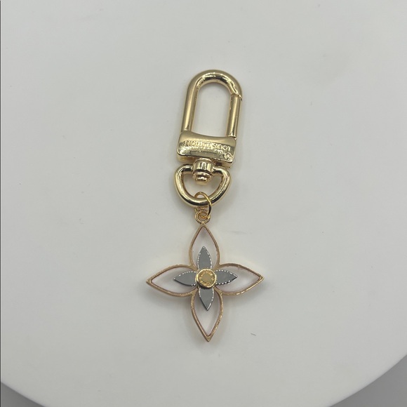 1463. Elegant LV Gold and Silver Flower Pendant Keychain